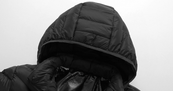 Doudoune chauffante pour homme en noir, avec fermeture éclair et capuche amovible. La technologie de chauffage intégrée garde votre corps au chaud pendant les activités en extérieur par temps froid. Fabriquée à partir de matériaux imperméables de qualité supérieure et doublée de polyester doux pour plus de confort. Disponible en plusieurs tailles pour un ajustement parfait. Idéal pour les sports d'hiver et les randonnées en montagne.