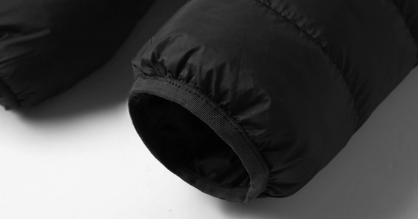 Doudoune chauffante pour homme en noir, avec fermeture éclair et capuche amovible. La technologie de chauffage intégrée garde votre corps au chaud pendant les activités en extérieur par temps froid. Fabriquée à partir de matériaux imperméables de qualité supérieure et doublée de polyester doux pour plus de confort. Disponible en plusieurs tailles pour un ajustement parfait. Idéal pour les sports d'hiver et les randonnées en montagne.
